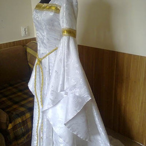 Средневековое белое платье
